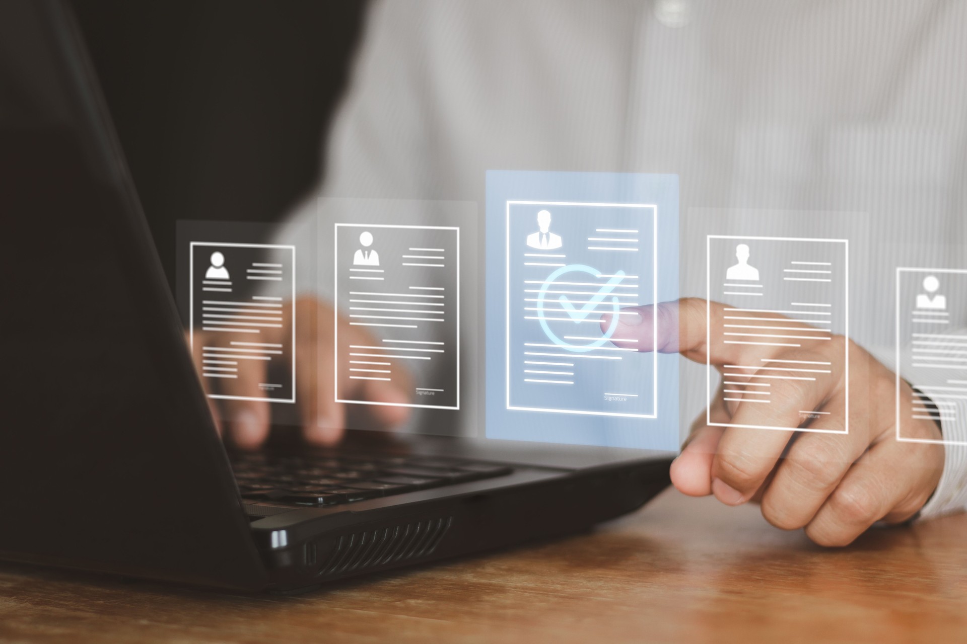 HR Personalmanagement Rekrutierung Beschäftigung Headhunting Konzept, Human Resources verwendet Computer zur Suche und Auswahl von Bewerbern Der Prozess der Auswahl von Personen, die in die Arbeit der HR aufgenommen werden.