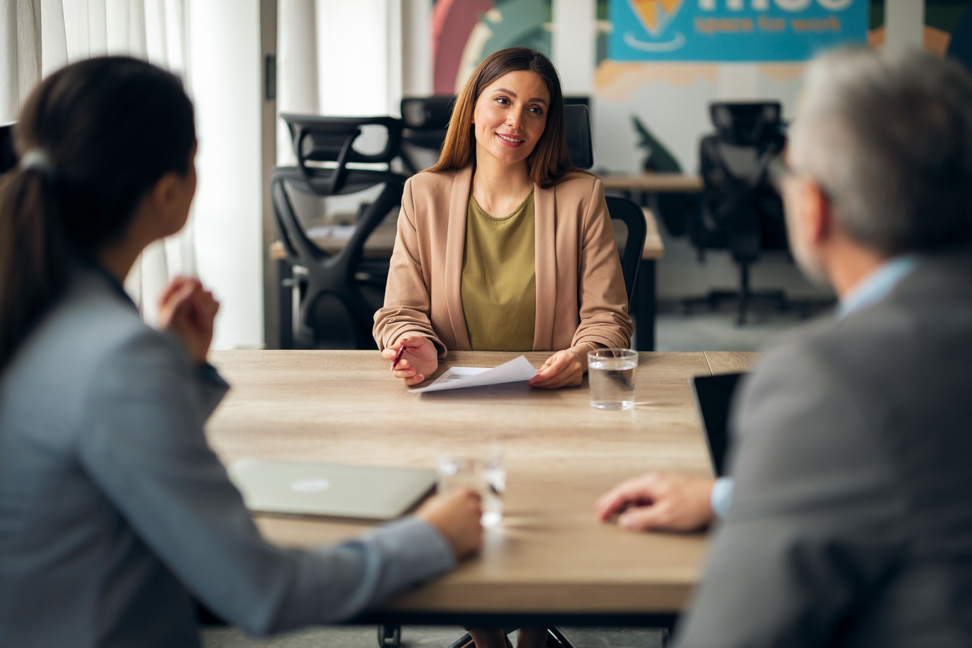 Professionelles Vorstellungsgespräch in einer modernen Büroumgebung